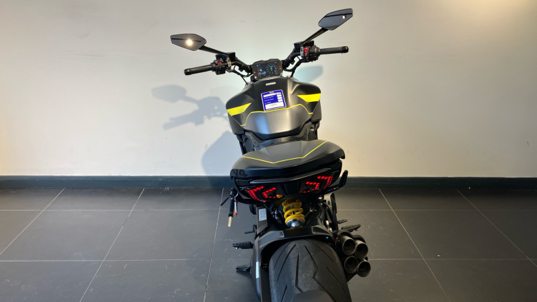 Ducati Diavel V4 - Dark Stealth Yellow (25MY)